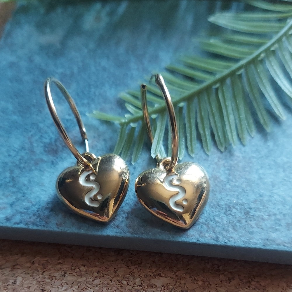 E2374 Gold Tiny Hoop Earrings With Heart Charms